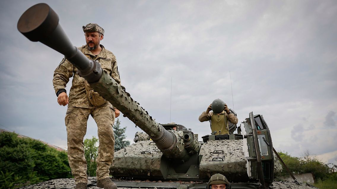 Ukrainische Soldaten am 25. Juni in einem Schützenpanzer bei Bachmut