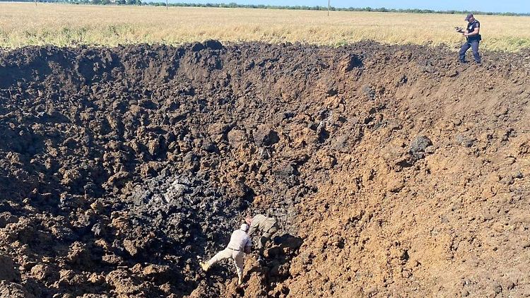 Russische Militärblogger sind überzeugt: Für eine Drohne ist der Krater zu groß.