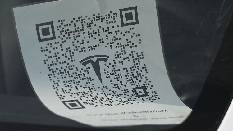 Ein neuer Tesla wartet auf seine Auslieferung.