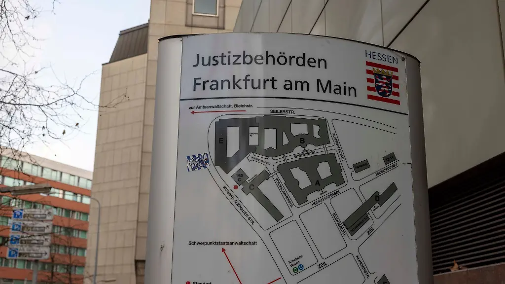 Justizbehoerden-Frankfurt-am-Main-steht-auf-einem-Schild-vor-dem-Frankfurter-Landgericht
