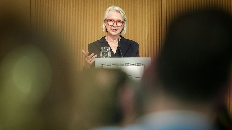 "Wir brauchen dringend eine Willkommenskultur", ergänzte Schnitzer, die den Sachverständigenrat der Bundesregierung leitet. 