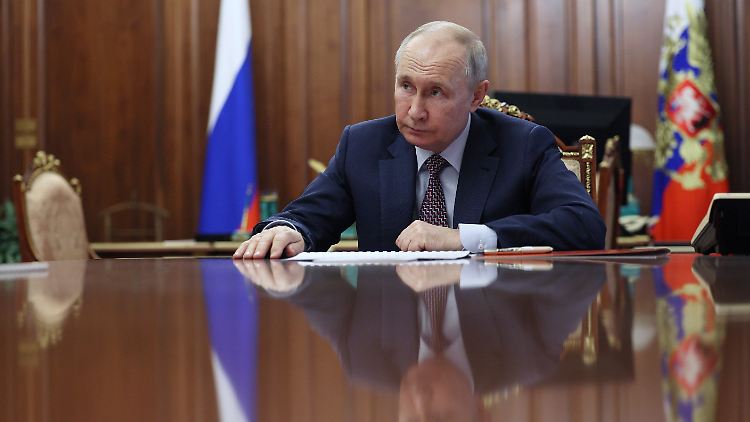 Irina Scherbakowa wertet das lange Schweigen Putins nach der Revolte, während "alle" im Land auf eine Reaktion gewartet hätten, als ein Zeichen für "Panik".