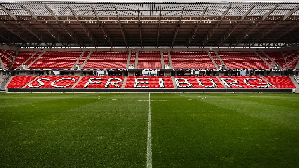 Blick-auf-die-Zuschauerreihen-des-Europa-Park-Stadions