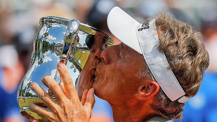 Bernhard Langer mit seiner 46. Trophäe auf der US Seniors Tour.