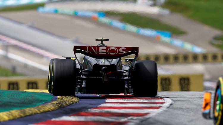 Rechts die weißen Linien, links der Mercedes von Lewis Hamilton: Um genau solche Situationen geht es.