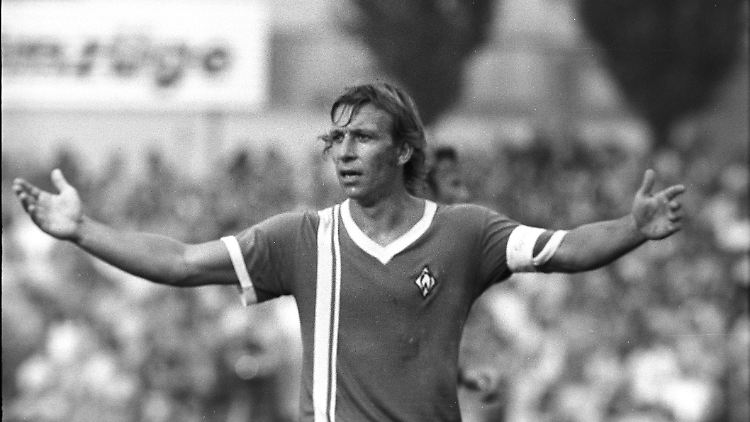 Höttges im Trikot von Werder Bremen.