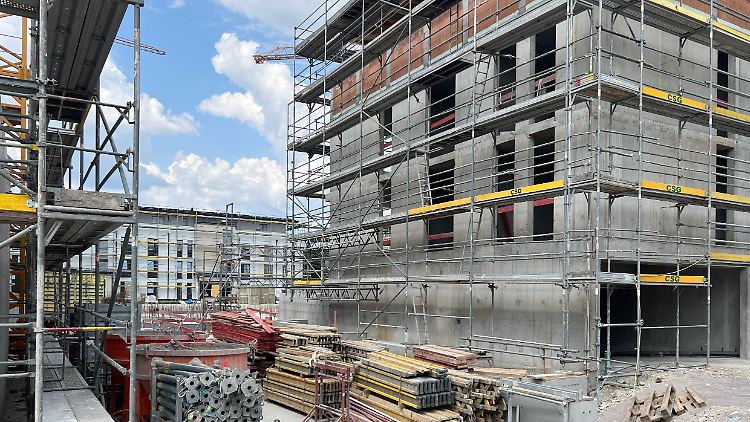 Aufgrund enorm gestiegener Kosten werden viele Wohnungsbauprojekte in Deutschland nicht fertig.