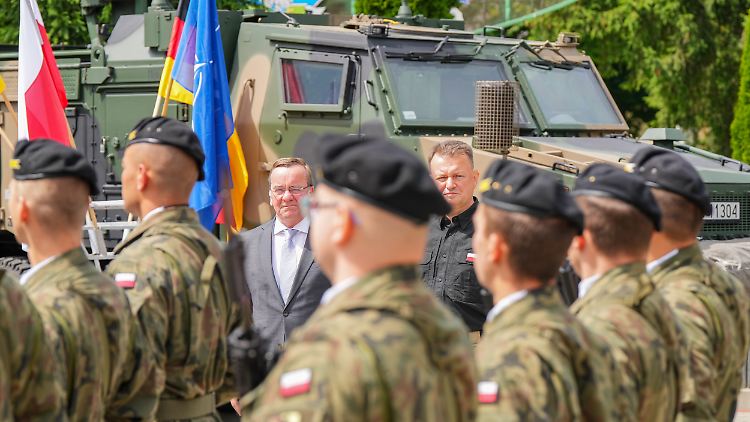 Pistorius wird von seinem polnischen Amtskollegen Blaszczak mit militärischen Ehren empfangen.  
