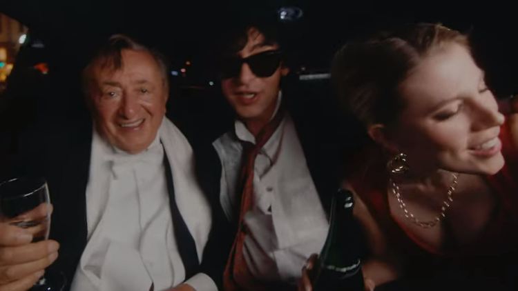 Auf dem Weg zum Opernball? Nikotin (M.) und Richard Lugner im Video zu "1010".