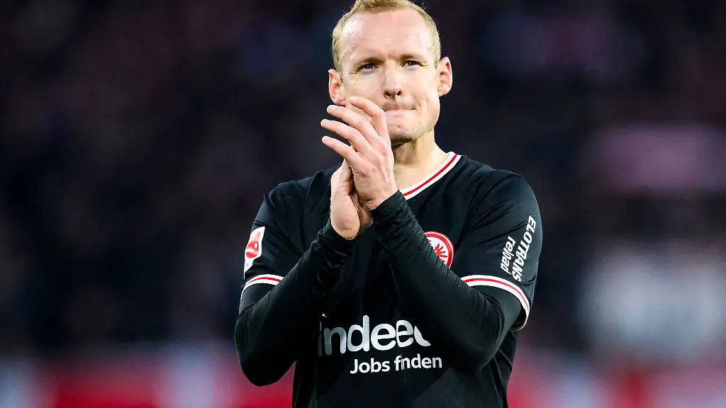 Frankfurts-Sebastian-Rode-bedankt-sich-nach-dem-Spiel-bei-den-Fans-fuer-die-Unterstuetzung
