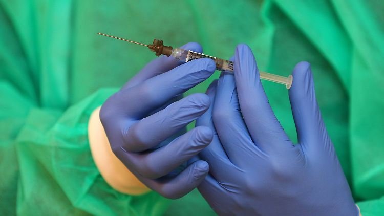 In Deutschland wurden im Laufe der Coronapandemie bis April 2023 rund 64,9 Millionen Menschen geimpft.