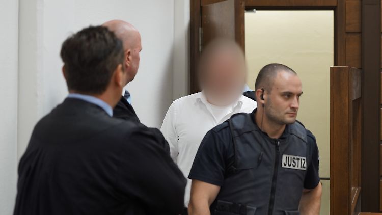 Der Angeklagte betritt vor der Urteilsverkündung den Gerichtssaal in Köln. 