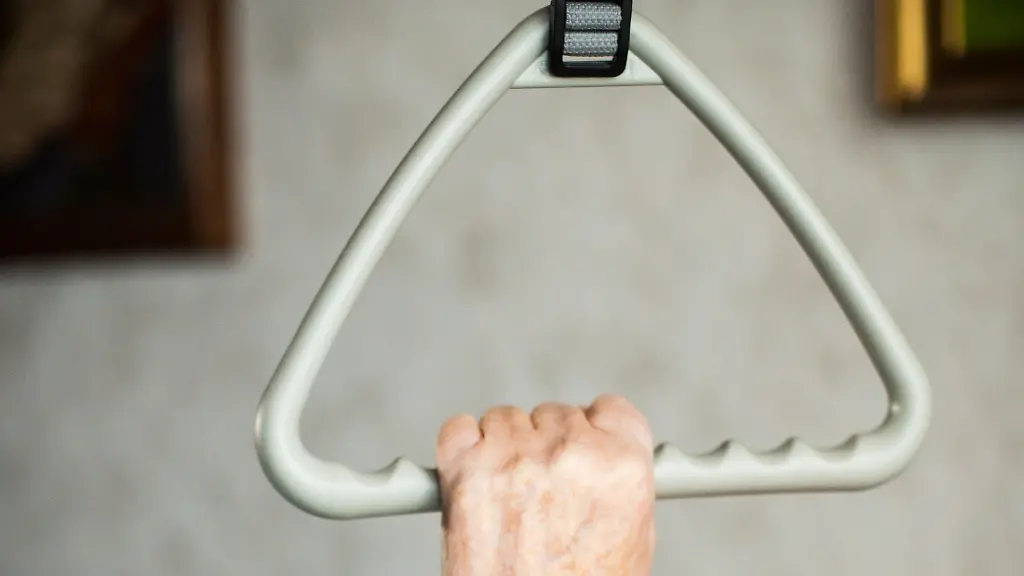 Ein-Senior-haelt-sich-am-Griff-eines-Bettes-fest