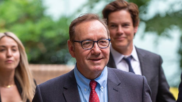 "Ein schlüpfriger, schlangenartiger, schwieriger Mensch": Kevin Spacey verlässt nach der Zeugenanhörung das Gericht in London.