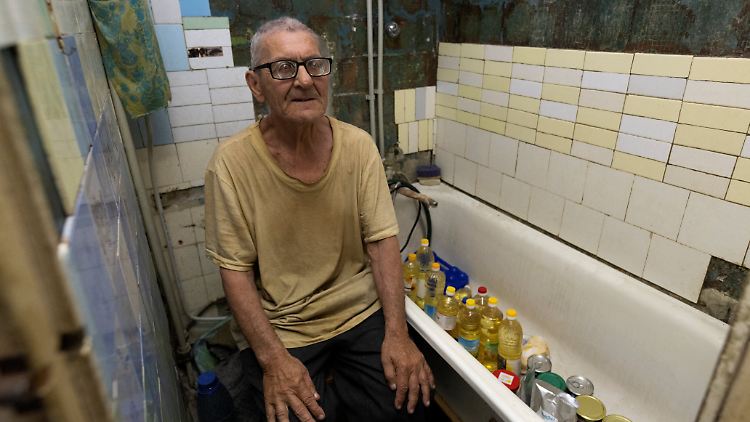 Viktor Grosdow in seinem Badezimmer. In der Wanne lagert er Konserven und Ölflaschen. 