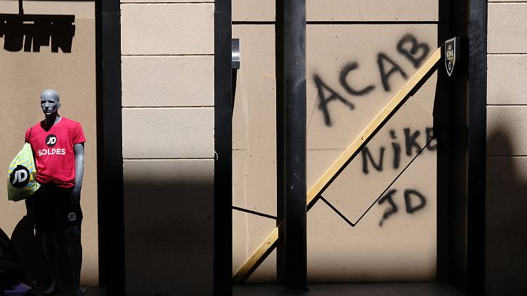 Verrammelte Geschäfte in Marseille: Der Arbeitgeberverband schätzt die Sachschäden auf mindestens eine Milliarde Euro.