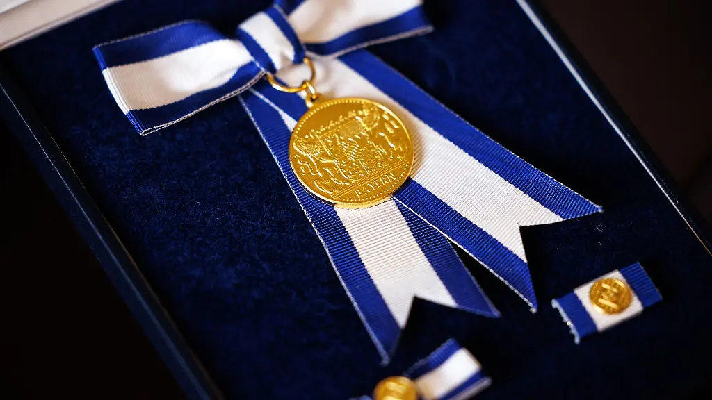 Der-Orden-in-der-Ausfuehrung-fuer-Frauen-ist-bei-der-Verleihung-des-Bayerischen-Verfassungsordens-zu-sehen