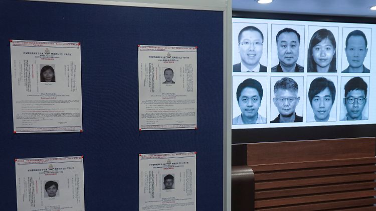 Zu den gesuchten Exilanten zählen die ehemaligen pro-demokratischen Abgeordneten Nathan Law Kun-chung, Ted Hui Chi-fung und Dennis Kwok Wing-hang sowie weitere Aktivisten.