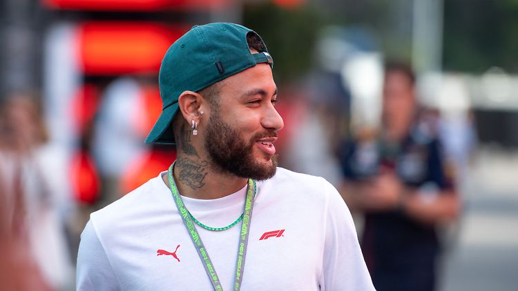 Neymar spielt selten Fußball und sorgt ständig für Schlagzeilen. 