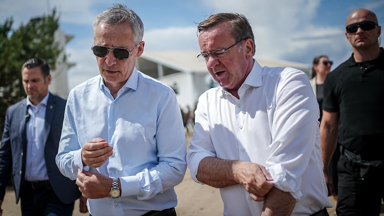 Um die Bundeswehr wieder fit zu machen, muss Verteidigungsminister Pistorius (r.) die Ärmel sinnbildlich hochkrempeln. 