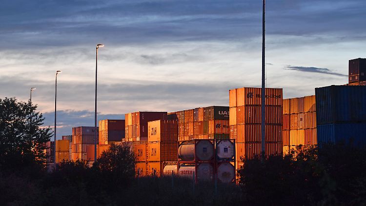 Die finanziellen Aufwendungen ausländischer Firmen in Deutschland schrumpften laut IW, das sich auf Zahlen der OECD beruft, auf 10,5 Milliarden Euro. 