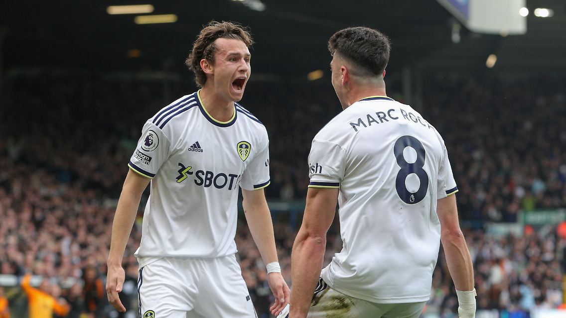 Jubeln konnte Brenden Aaronson in seinem Jahr in Leeds selten. Hier eine Ausnahme aus dem Spiel gegen Crystal Palace. Der Ex-Bayern Marco Roca ist auch dabei.