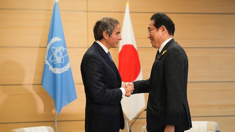 In Tokio überreichte Rafael Grossi Japans Regierungschef Fumio Kishida den Abschlussbericht seiner Behörde.