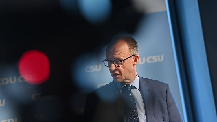 Friedrich Merz sieht die Grünen "auf absehbare Zeit" als Hauptgegner der Union, die AfD als "Feind der Demokratie".