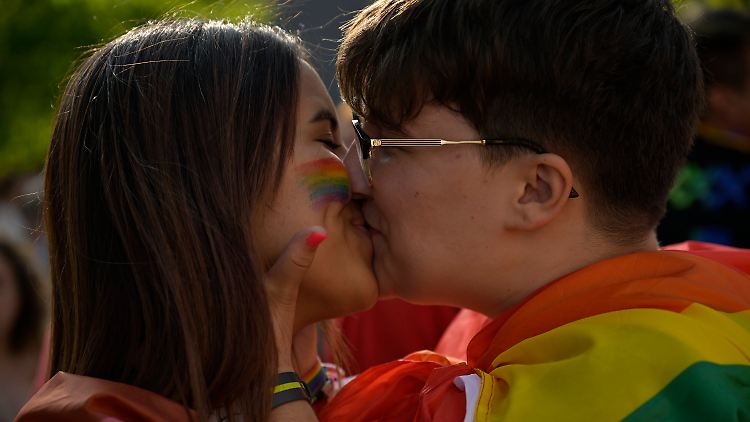 Innig zu küssen, das gehört in der westlichen Welt bei leidenschaftlicher Liebe einfach dazu.