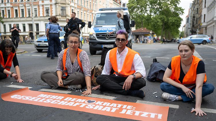 Insgesamt blockierten nach dem Freispruch zehn Frauen und Männer die Kreuzung einer Hauptverkehrsstraße.