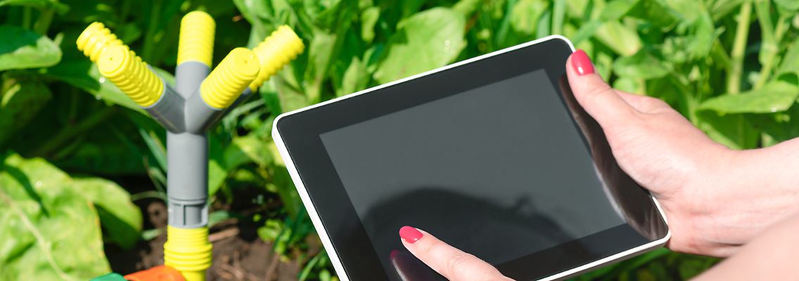 Smarte Bewässerungscomputer liefern wichtige Infos zu Wetter, Bodenfeuchte und mehr aufs Tablet.