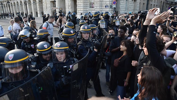 Tagelang standen sich in vielen Städten Sicherheitskräfte und Demonstranten gegenüber.