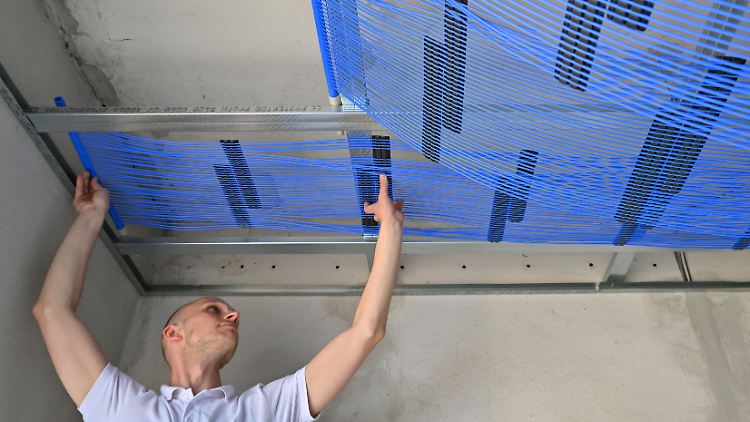 Kapillarrohrmatten werden an einer Altbau-Decke installiert für die Flächenheizung und -kühlung durch eine Wärmepumpe.