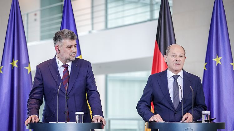 Scholz und Rumäniens Premier Ciolacu (l) im Bundeskanzleramt.