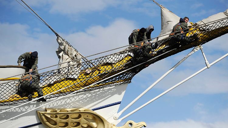 Am Bug der Gorch Fock: ein gefährlicher Job.