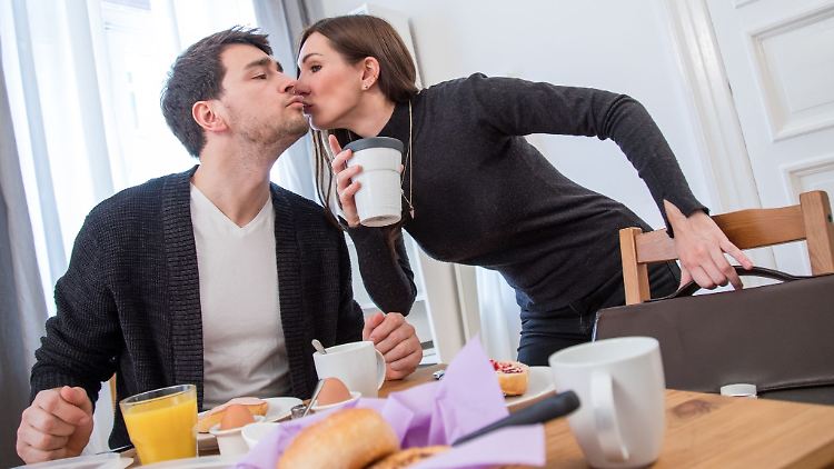 Sparen fängt im Kleinen an: Wer sein Frühstück zu Hause genießt, anstatt es unterwegs zu kaufen, kann erhebliche Kosten einsparen.