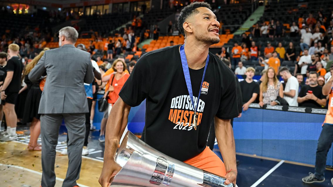 Jallow feiert die Meisterschaft mit Ulm.