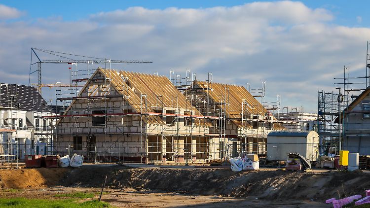 Nach statistischen Auswertungen des Branchenriesen Interhyp sind die Immobilienpreise seit April 2023 weitgehend gleich geblieben. 
