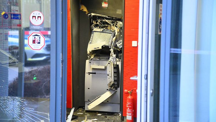 Ein gesprengter Geldautomat ist in einem Bankgebäude zu sehen.
