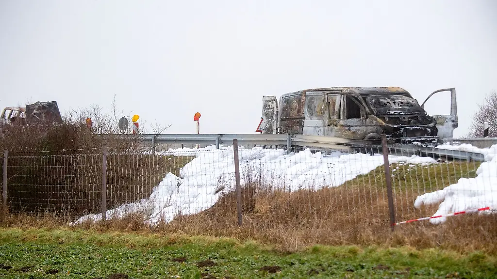 Ein-ausgebrannter-Geldtransporter-r-steht-an-der-Anschlussstelle-Guetzkow