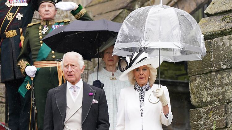 Gut, dass sie ein paar Schirme dabei hatten: König Charles und Königin Camilla.