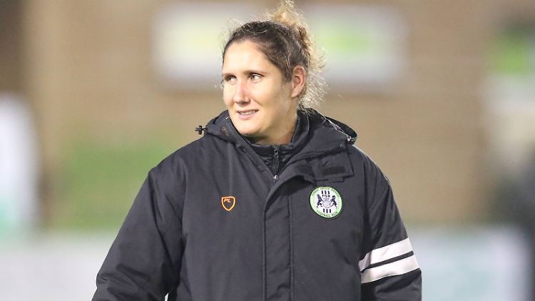 Hannah Dingley ist Englands erste Trainerin im männlichen Profifußball.