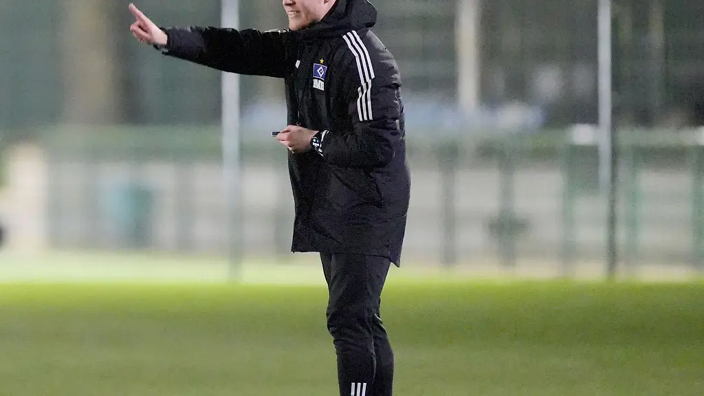 Cheftrainer-Marwin-Bolz-leitet-das-Training-auf-der-Paul-Hauenschild-Sportanlage-des-Hamburger-SV