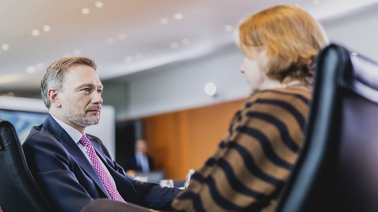 Der Streit ums Elterngeld beziehungsweise um die Umsetzung von Sparvorgaben schwelt schon seit einiger Zeit und konnte bislang nicht beigelegt werden.