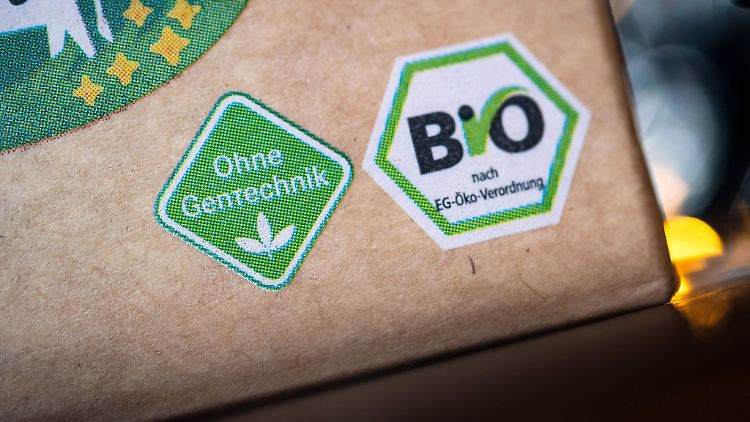 Das Bio-Siegel ist auf einer Lebensmittelverpackung zu sehen.