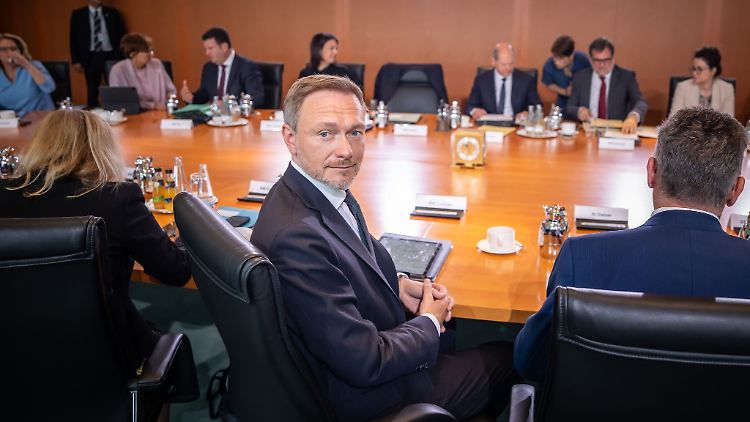 Seine Kürzungen haben den Unmut in der Regierung befeuert: Bundesfinanzminister  Lindner vor Beginn der Sitzung des Bundeskabinetts.