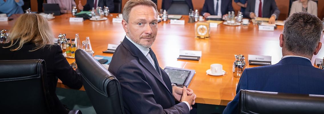 Bundesfinanzminister Christian Lindner vor Beginn der Sitzung des Bundeskabinetts im Kanzleramt.