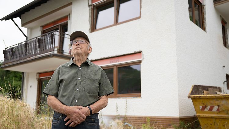 Der 90-jährige Franz Kluckert steht vor seinem Haus. Als die Flutwelle kam, hatte er sich in letzter Minute ins Obergeschoss retten können.