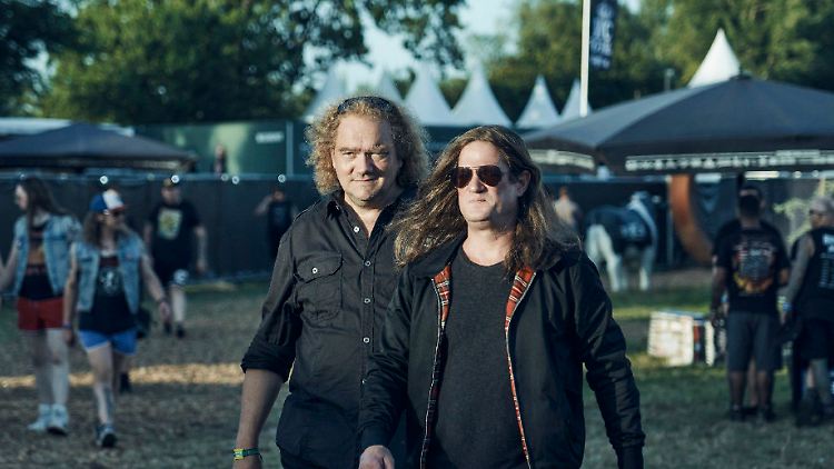 Wurden bei den Dreharbeiten auf dem Wacken Open Air 2022 oft mit den Originalen verwechselt: Charly Hübner (l.) als Holger Hübner und Aurel Manthei als Thomas Jensen.