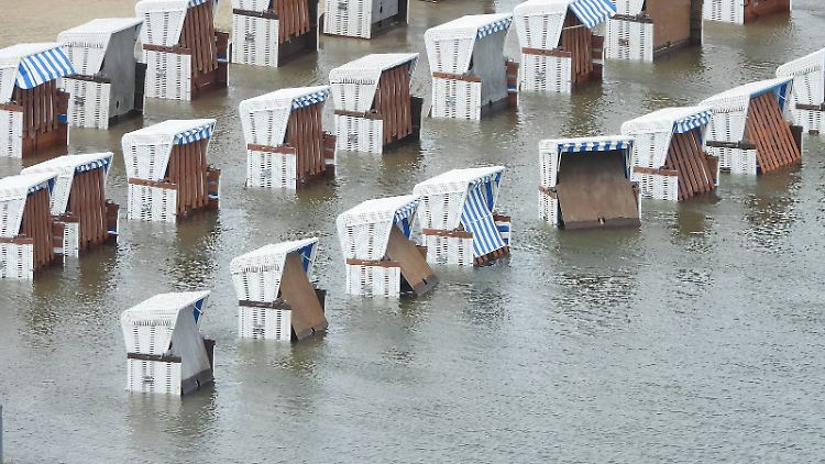 Nordseestrand bei Büsum: Die Körbe ragen nur noch halb aus dem Wasser. 